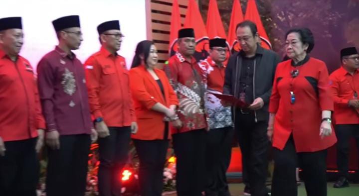 Ketua Umum PDIP, Megawati Soekarnoputri saat menyerahkan surat tugas kepada calon kepala daerah yang mereka usung.