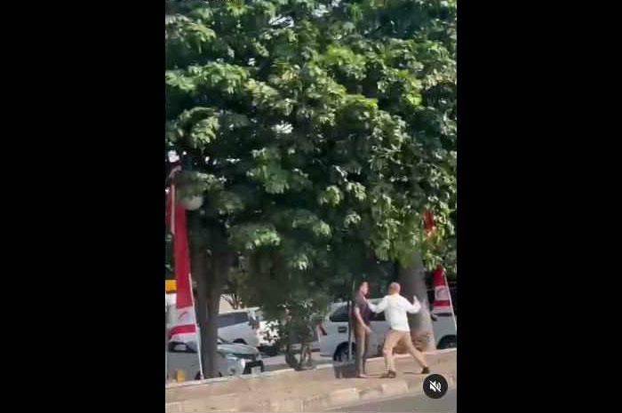 Tangkapan layar video pemukulan terhadap kakak dari musisi dan youtuber Angga Chandra di Jalan Sudirman Kota Bogor.