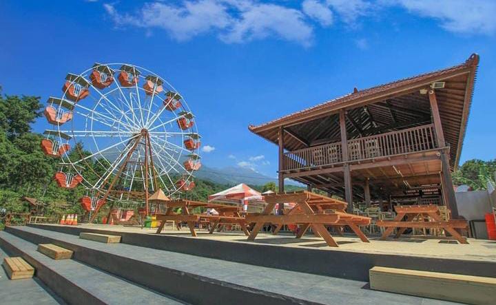 Pintu Langit Pasuruan yang di Jalan Raya Tulang, Dusun Jeruk, Desa Ledug, Kecamatan Prigen, Kabupaten Pasuruan, Jawa Timur.