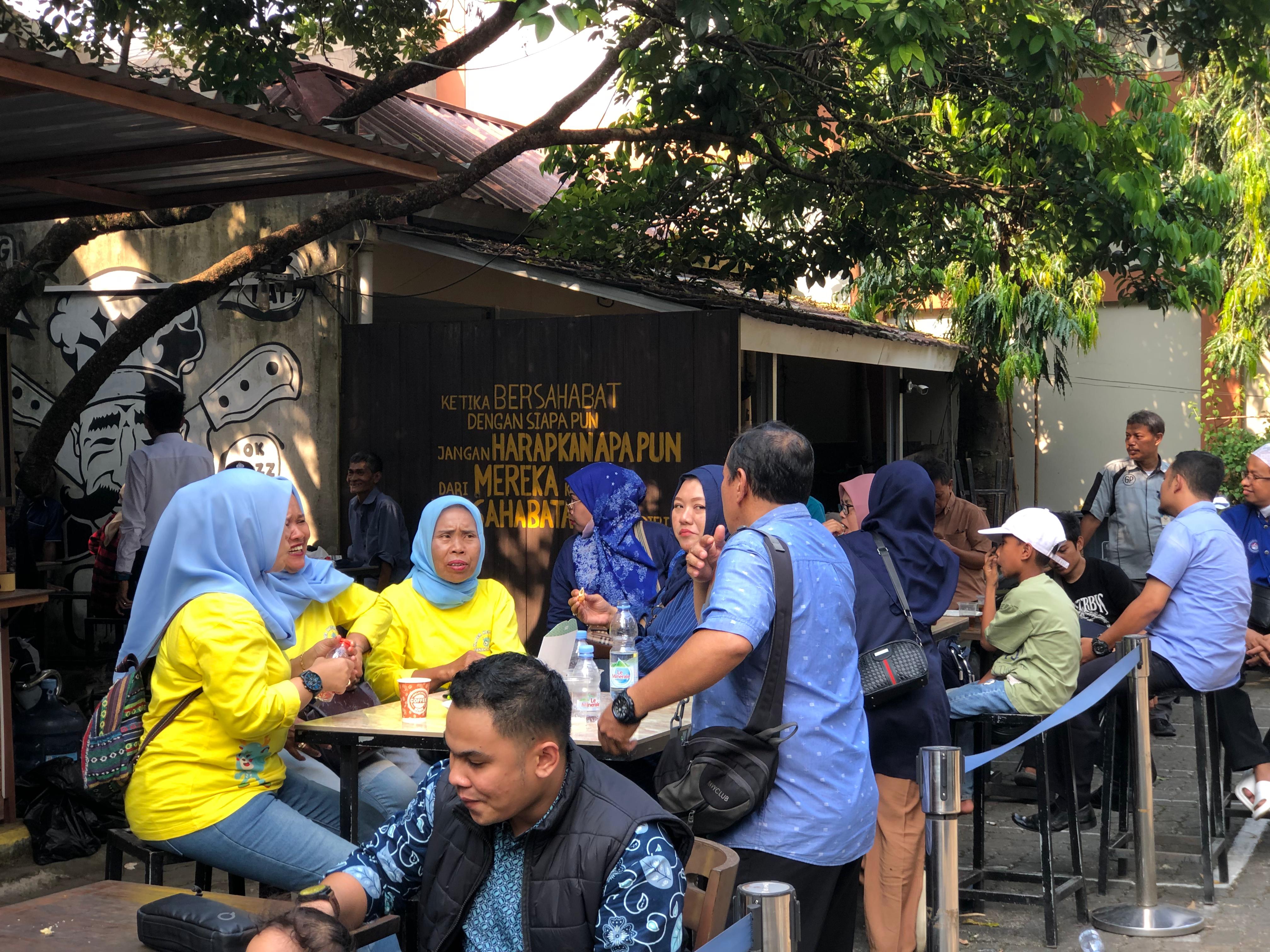Anggota DPRD Kota Bogor Syafrudin Bima  traktir pendukungnya makan