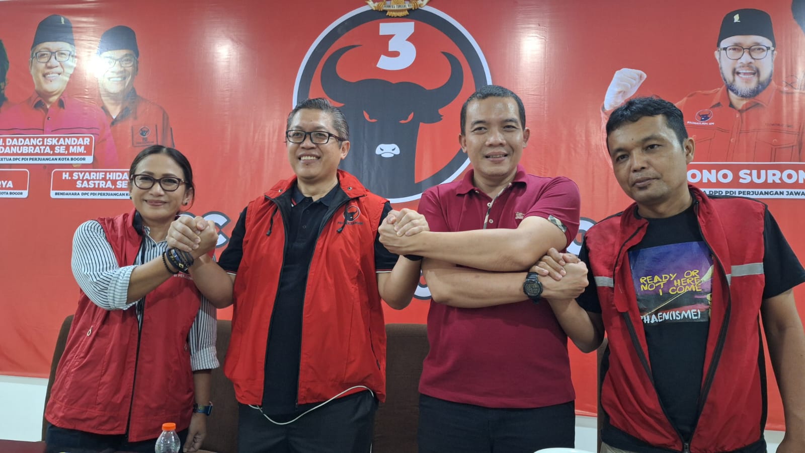 Ketua DPC PDI Perjuangan Kota Bogor Dadang Danubrata bergandengan tangan dengan Rena Da Frina dan Teddy Risandi.