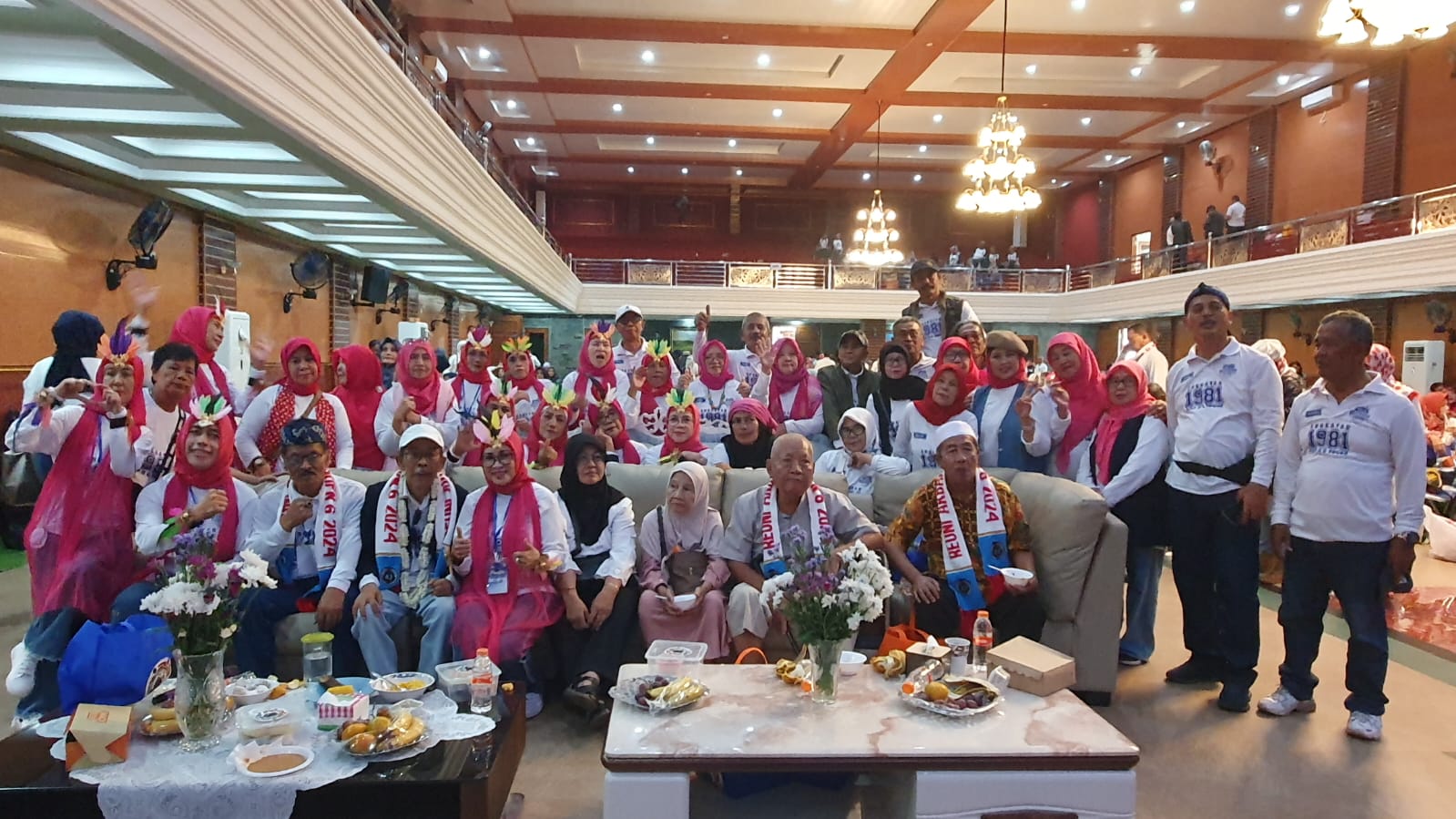 Para alumni SMPN 6 Kota Bogor foto bersama di sela-sela reuni akbar.