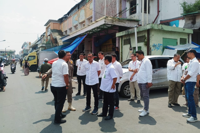 Pj Wali Kota Bogor Hery Antasari melakukan peninjauan tempat relokasi PKL Alun-Alun Kota Bogor.
