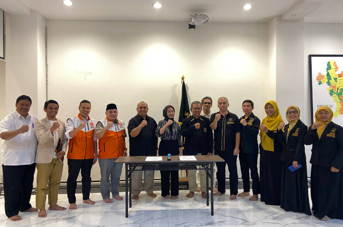 Penyerahan SK Rekomendasi dari Partai Ummat untuk Atang Trisnanto dan Annida di DPD Partai Keadilan Sejahtera (PKS) Kotaa Bogor pada Selasa (27/8/2024) malam.