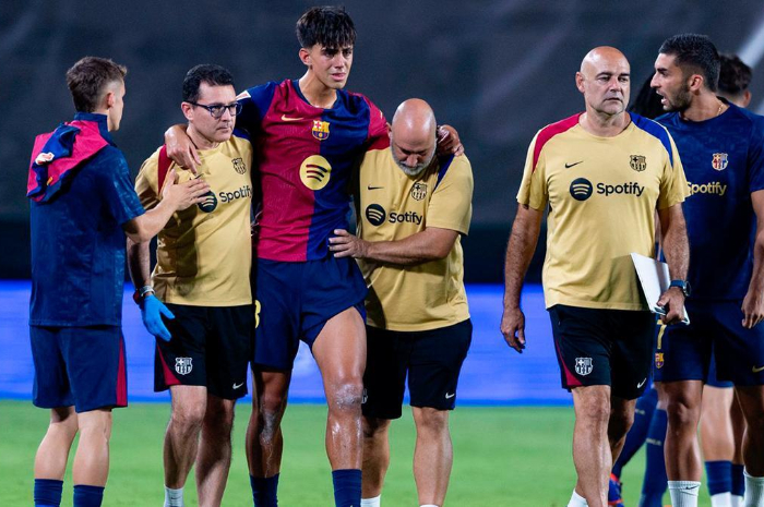 Gelandang muda Barcelona Marc Bernal dibopong ke luar lapangan setelah mengalami cedera ACL parah usai melawan Rayo Vallecano.