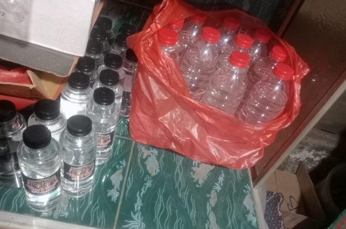 Ilustrasi. Puluhan botol miras oplosan yang disita petugas dari salah satu bengkel tambal ban.