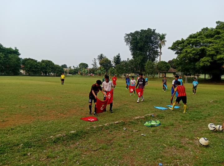 Seleksi pemain Mutiara 97 di Lapangan Pisdikzi Lawanggintung. (Ruri/Radar Bogor)