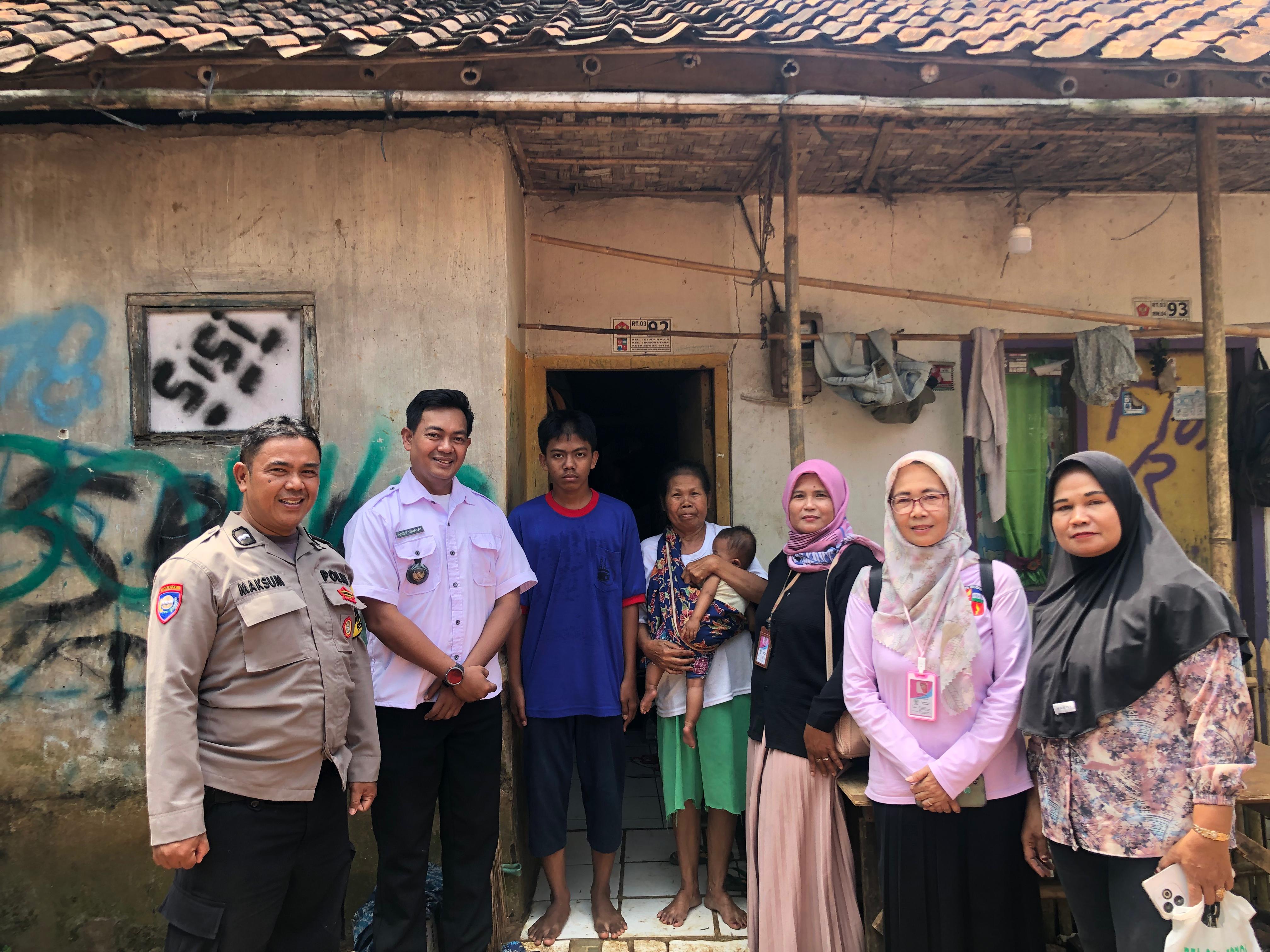 Lurah Cimahpar, Arief Hidayat bersama dengan pengurus wilayah menyambangi rumah Muhamad Maulana, siawa yang putus sekolah.