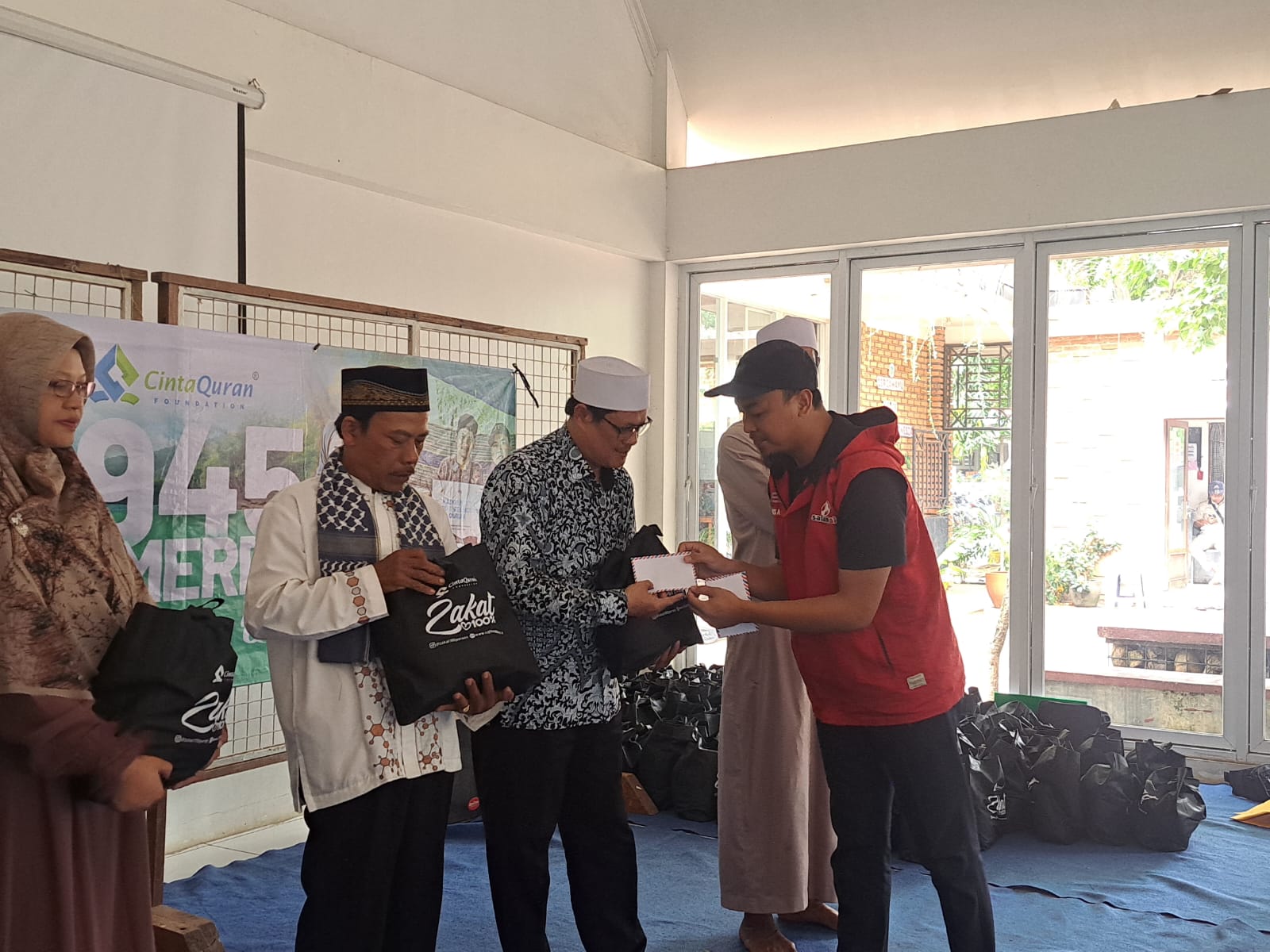 Salamaid dan Cinta Quran Foundation Berikan Kado Kemerdekaan untuk Ratusan Guru Ngaji di Bogor Raya