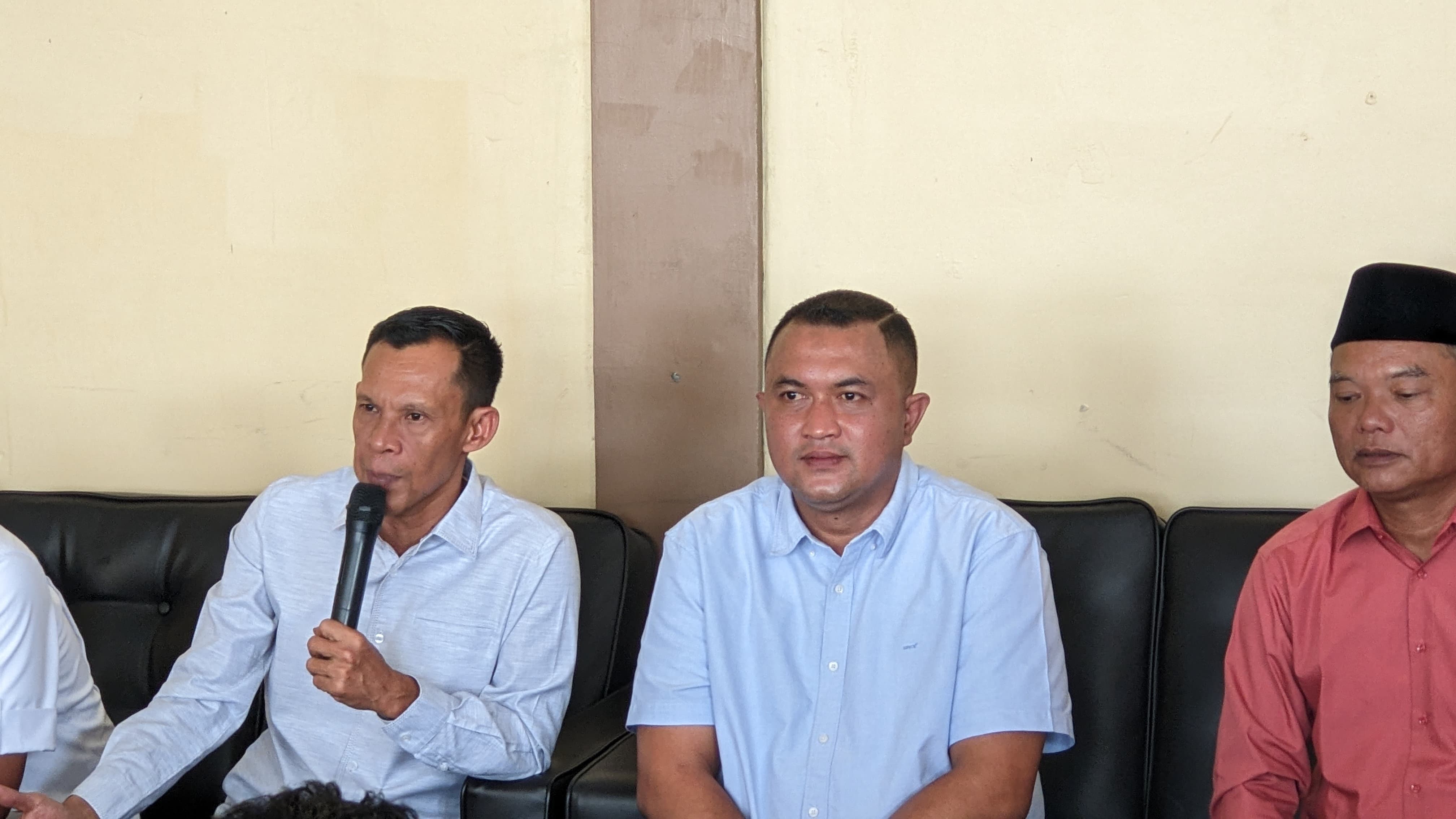 Jaro Ade atau Ade Ruhandi, Wakil Ketua DPD Golkar, hari ini (28/8/2024) sambangi kantor DPC Partai Gerindra Kabupaten Bogor.