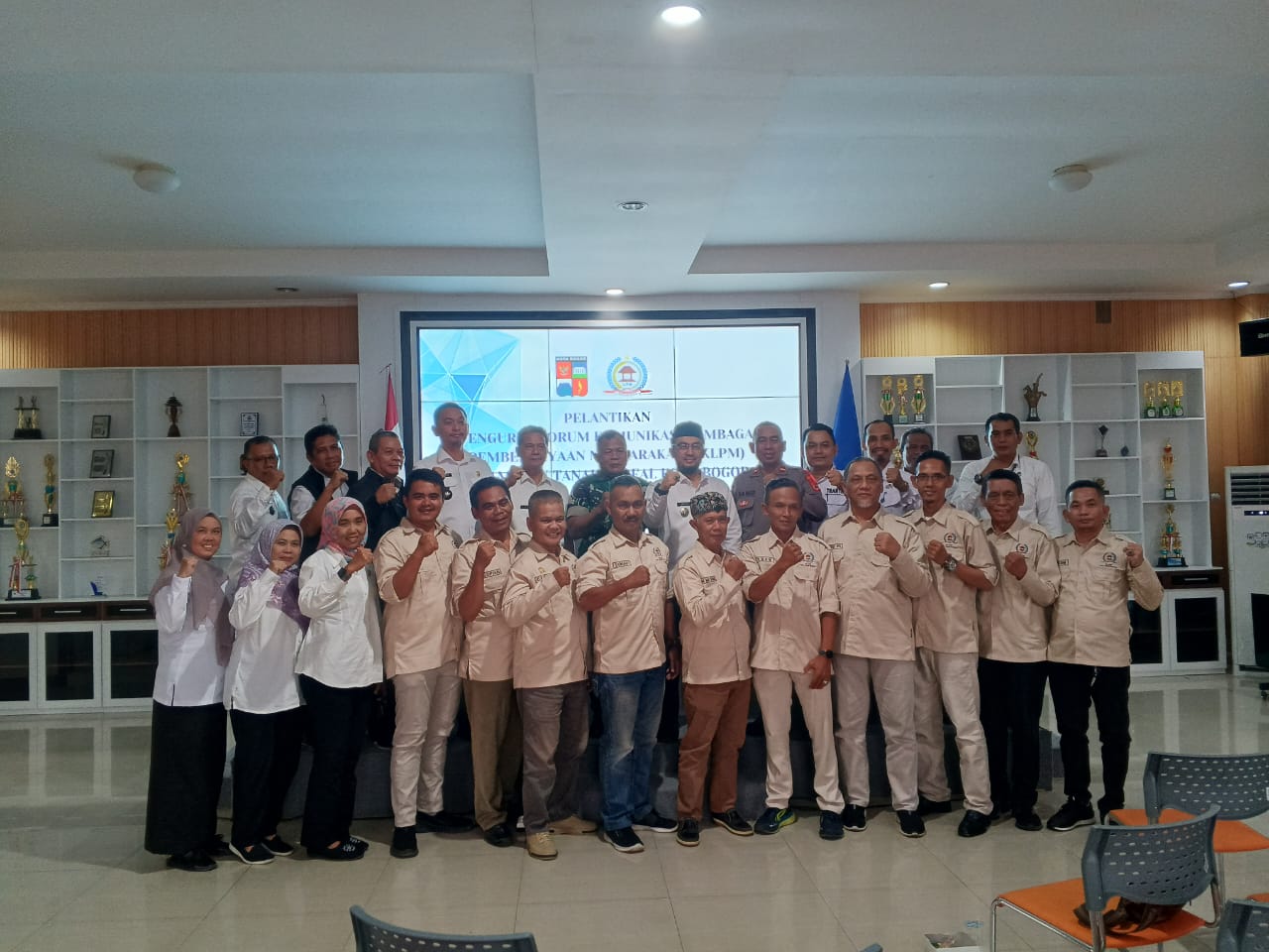 Pengurus Forum Komunikasi LPM Kecamatan Tanah Sareal Kota Bogor Periode 2024-2029 Resmi Dilantik, Camat Harap Bantu Sukseskan Program Pemerintah