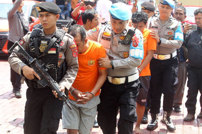 Dua orang pelaku penyalahgunaan data pribadi saat digiring petugas Polresta Bogor Kota.