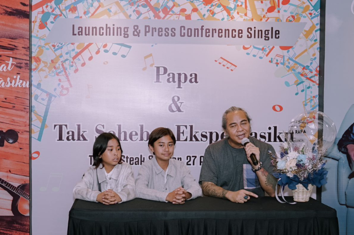 Kakak beradik Dafi Purnama dan Rafa Purnama ini, merilis single perdana ciptaan Ferdy Tahier berkolaborasi dengan 13 Nadi Musik di T Bene Steak & Cigar,&nbsp;Selasa (27/8/2024).