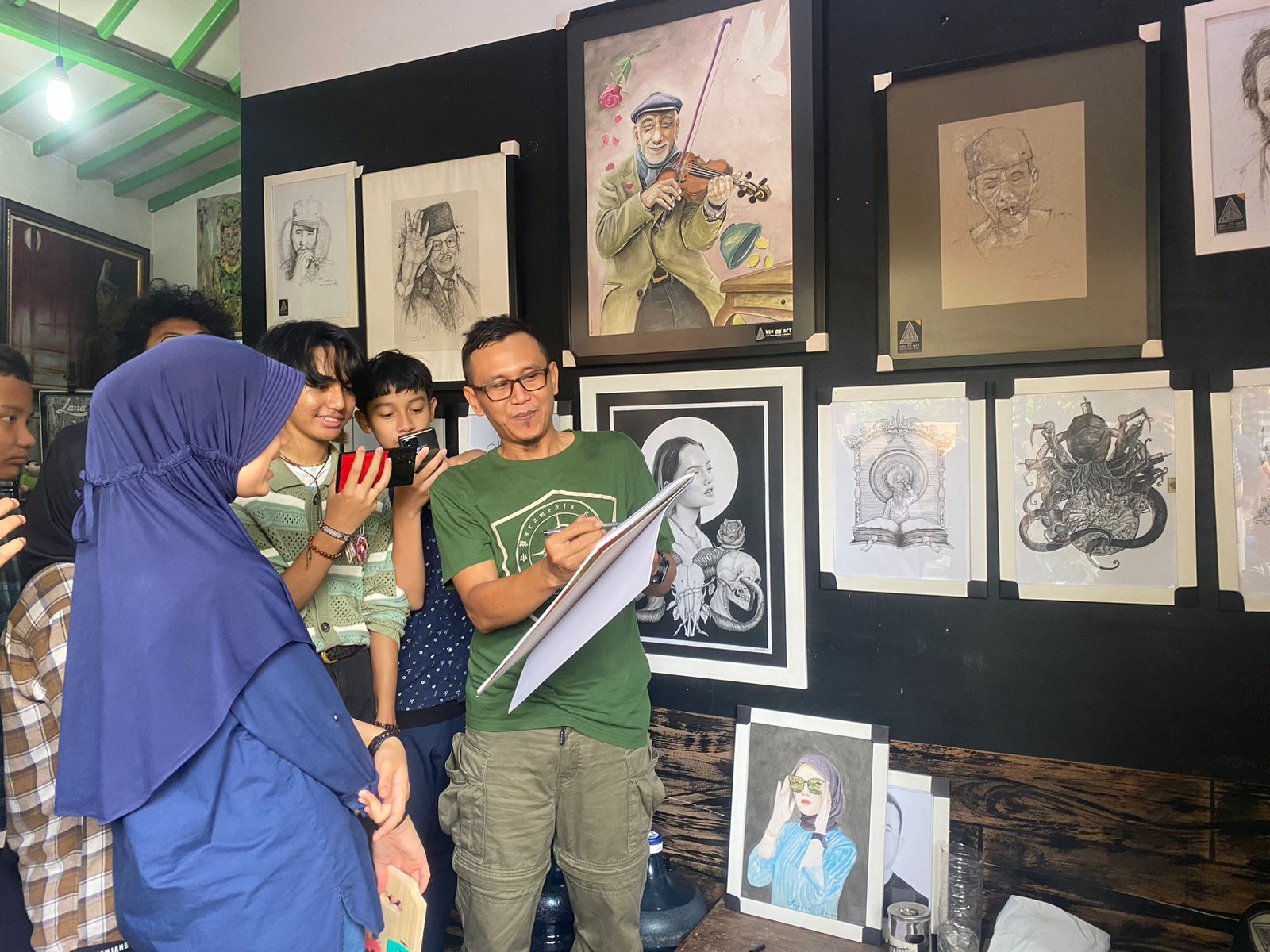 Uie 23 Art Studio dan Sekolah Alam School Of Universe bekerja sama untuk melatih bakat seni rupa siswa.
