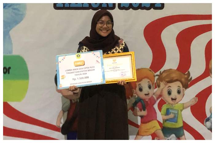 Siswi SMA Plus PGRI 9 Cibinong, Astri Azlia Hasanah meraih juara 1 dalam ajang Festival Hari Anak tingkat Kabupaten Bogor.