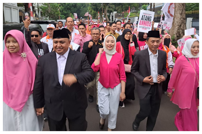 Atang Trisnanto dan Annida Alivia, saat mendaftarkan diri ke Komisi Pemilihan Umum (KPU) Kota Bogor pada Kamis (29/8/2024) sore.