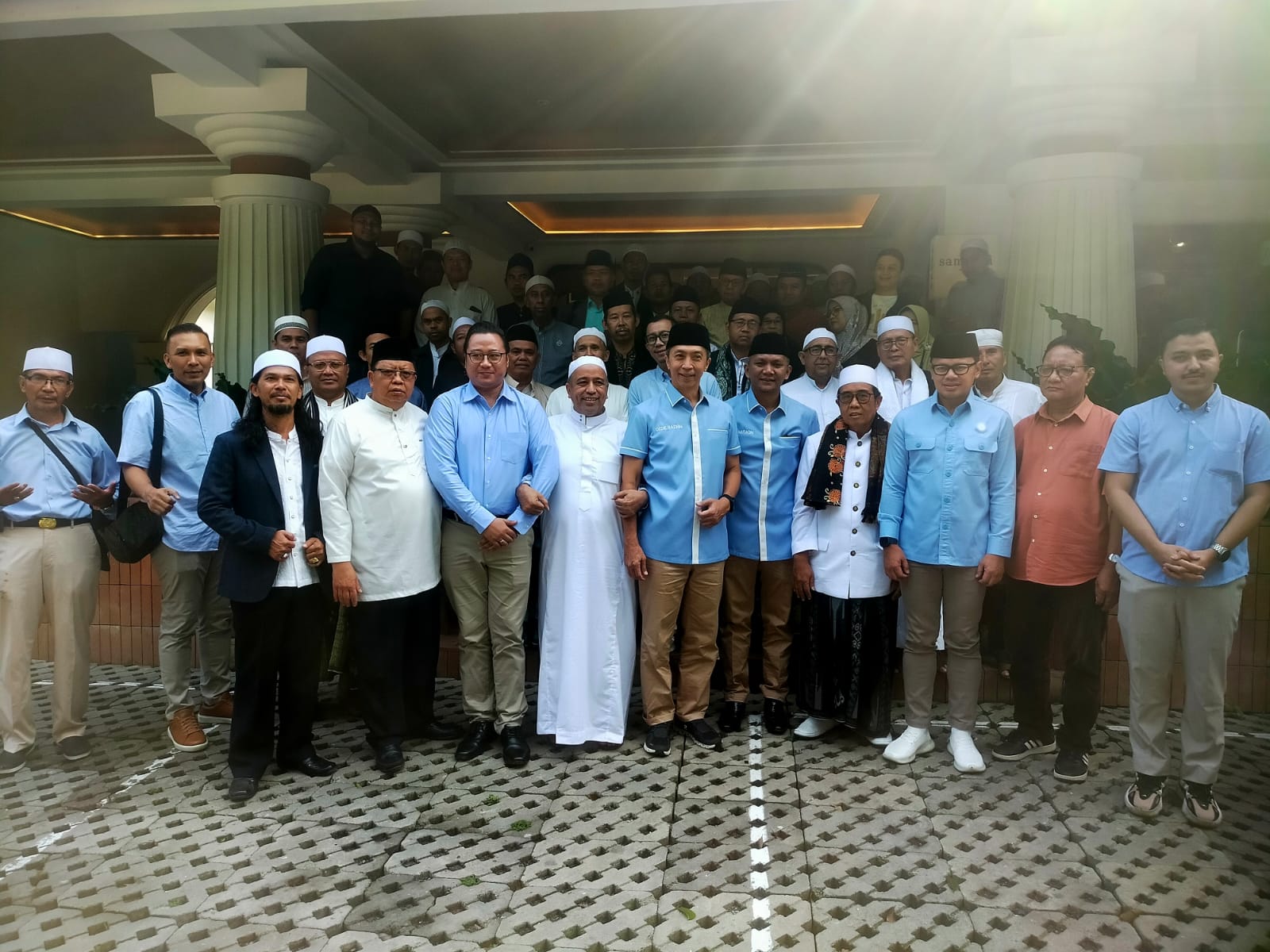 Para alim ulama, habib dan tokoh NU di Kota Bogor turut menghantarkan pendaftaran Dedie Rachim dan Jenal Mutaqin ke KPU Kota Bogor, Kamis (29/8/2024).