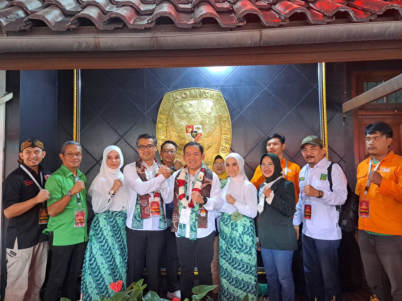 Pasangan Calon Wali Kota dan Wakil Wali Kota Bogor Dokter Rayendra-Eka Maulana daftar ke KPU Kota Bogor.