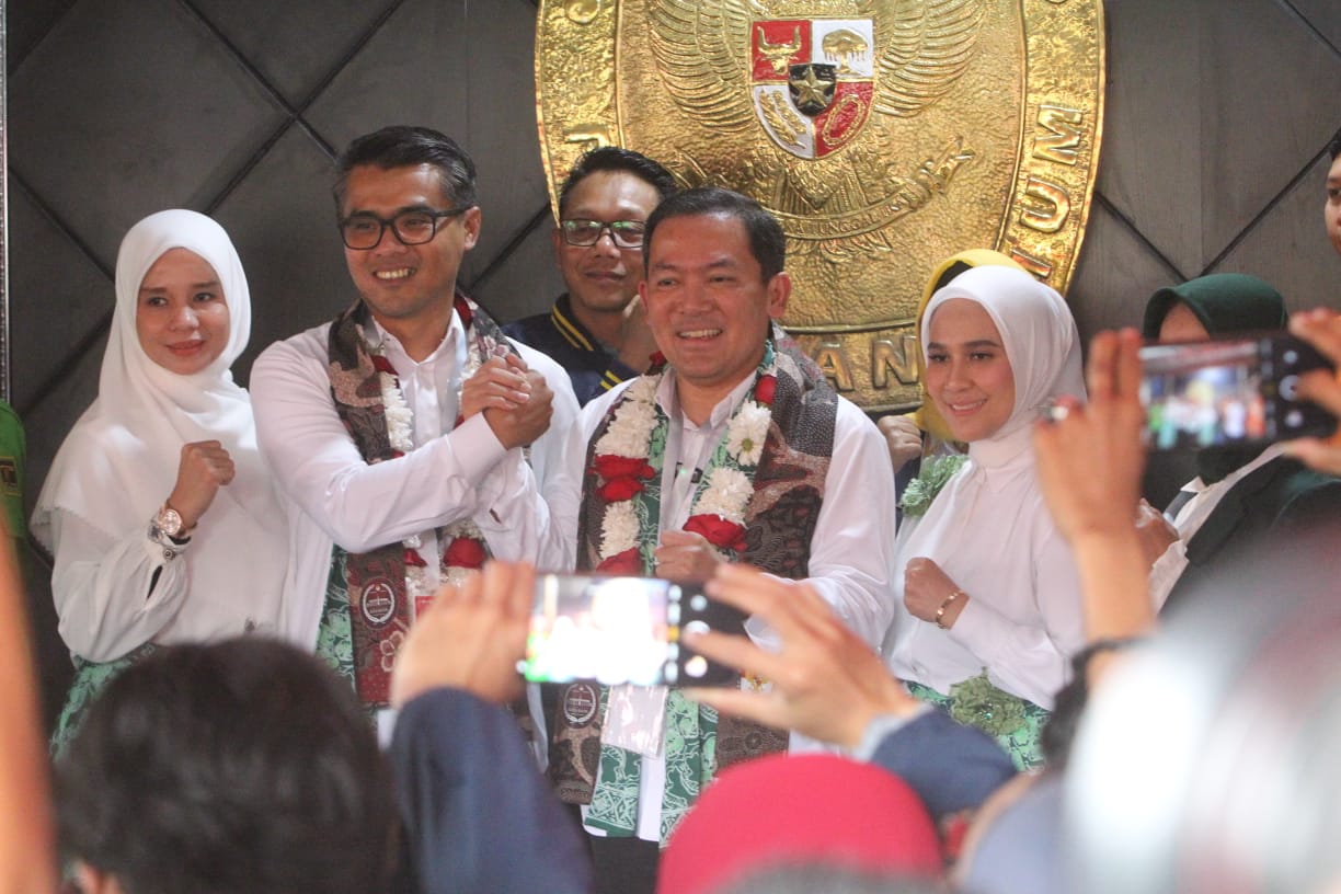 Pasangan bakal calon Wali Kota Bogor Dokter Raendi Rayendra  dan bakal calon Wakil Wali Kota Bogor Eka Maulana  saat pendaftaran diri di KPU Kota Bogor, Tanah Sareal, Kota Bogor, Kamis (29/08/2024).