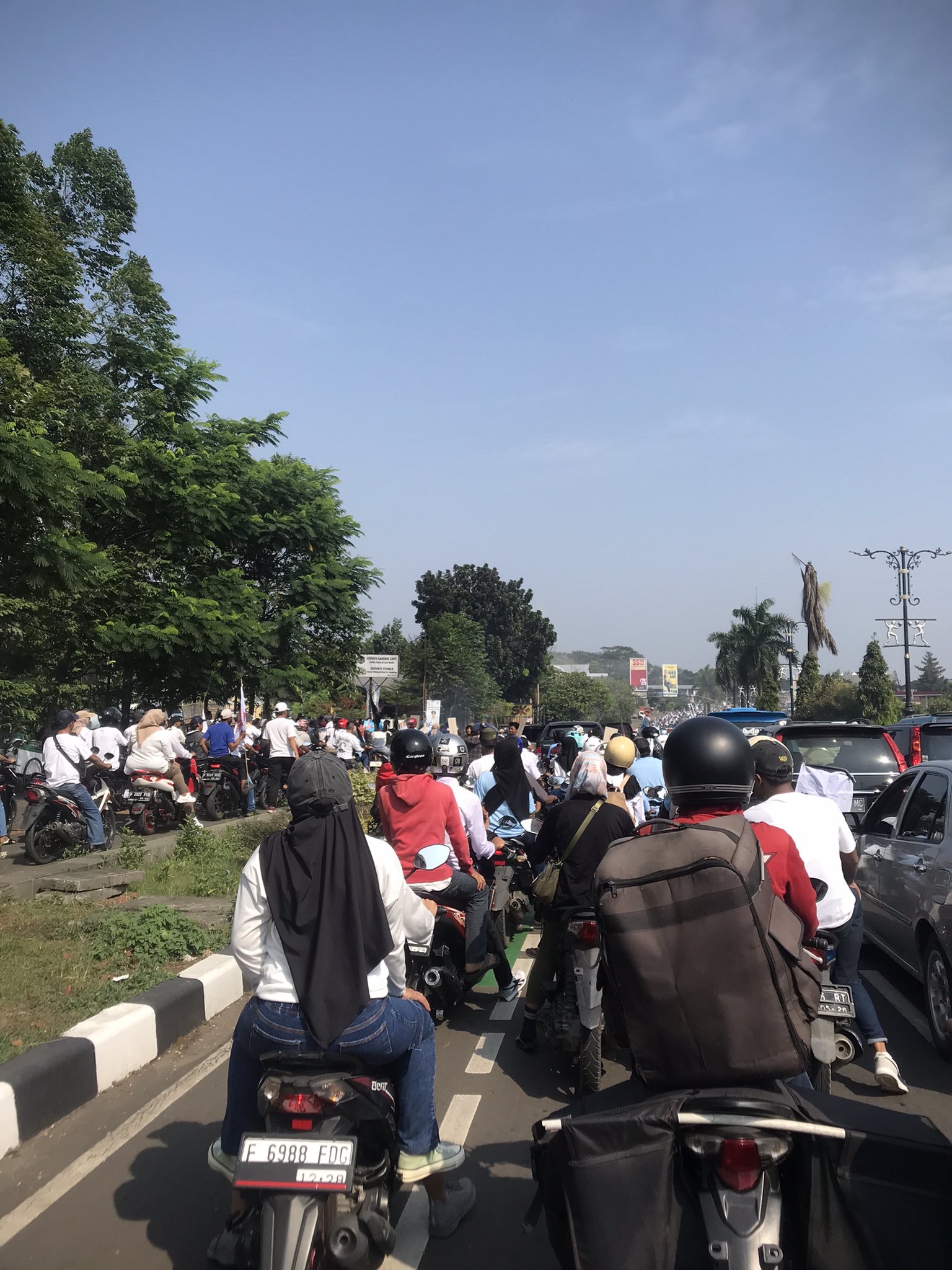 Kemacetan di Cibinong Bogor, akibat iring-iringan rombongan Gerindra dan Rudy Susmanto ke KPU.