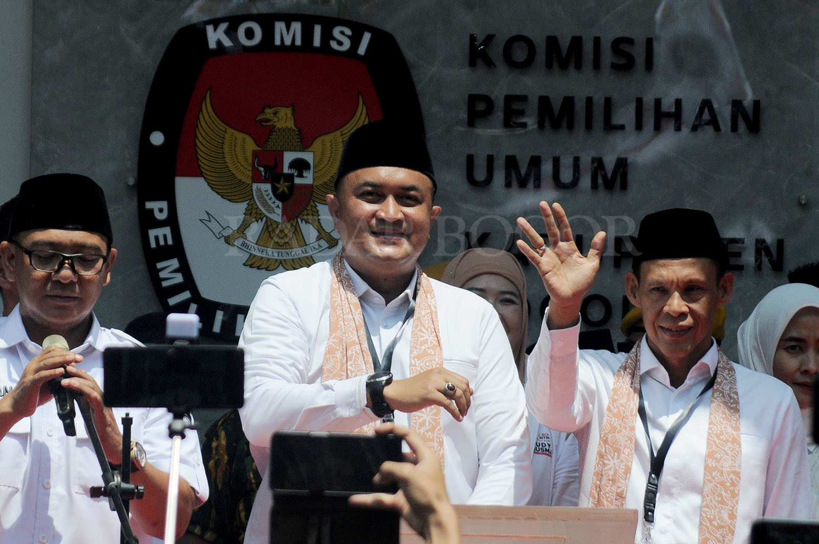 Bakal Calon Bupati Bogor, Rudy Susmanto (kiri) -  Ade Ruhandi (kanan) pasca mendaftar di Kantor KPU Kabupaten Bogor.