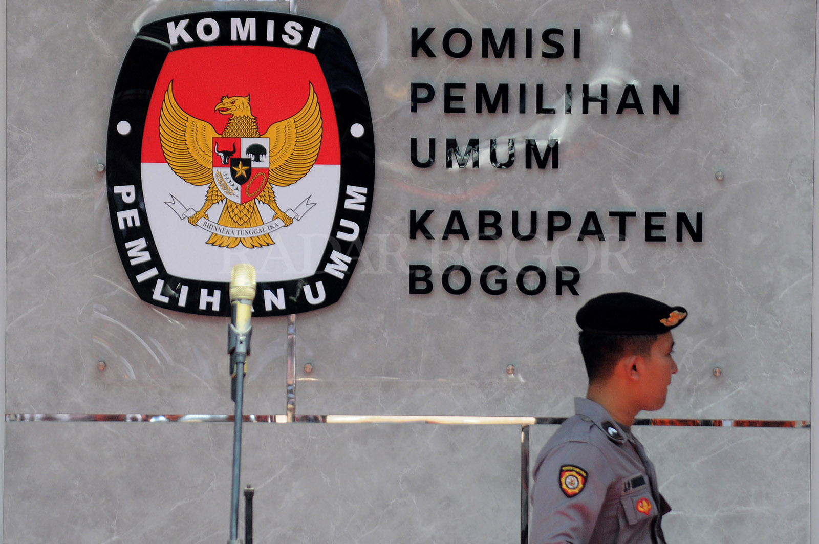 Petugas berjaga di Kantor KPU Kabupaten Bogor. Foto :