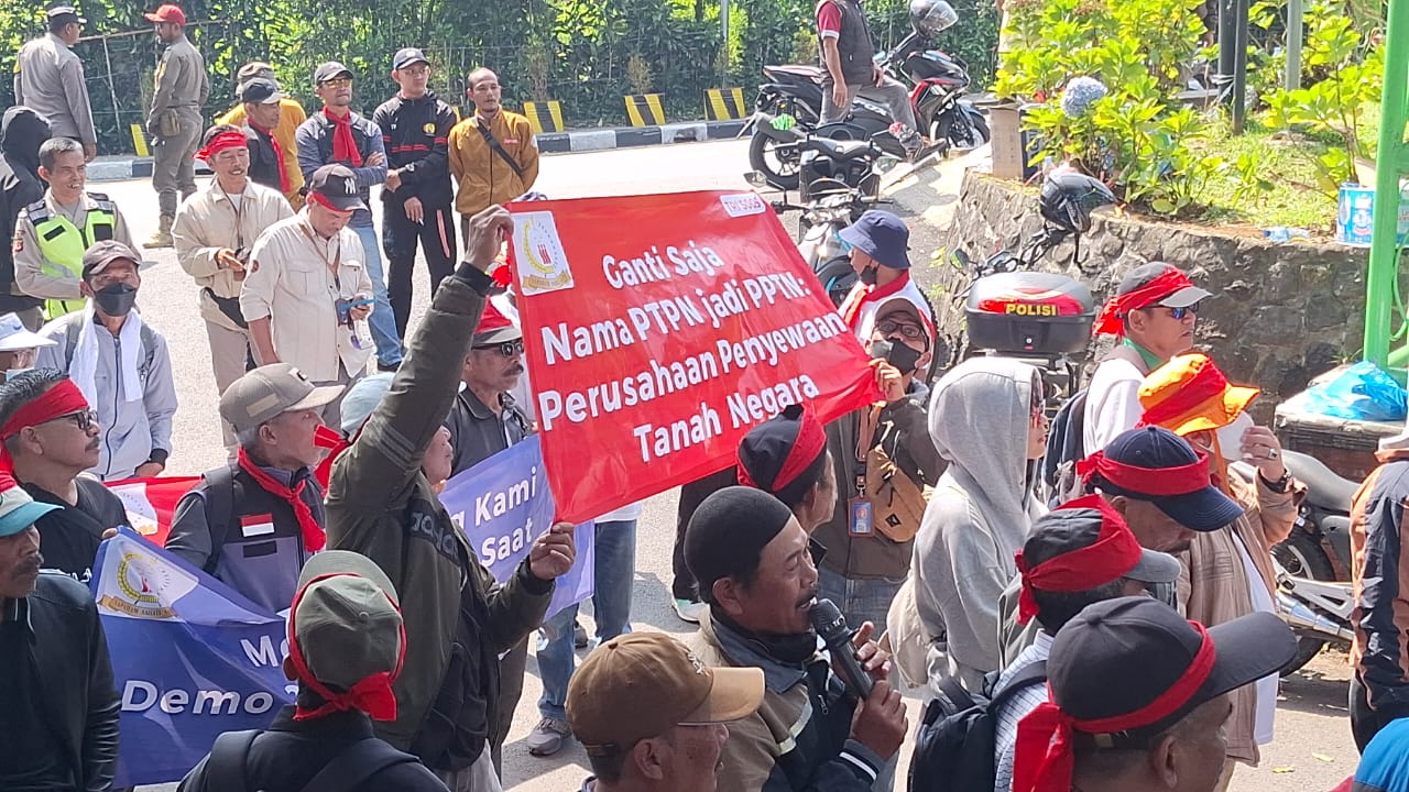 Para pensiuan PTPN VIII menggelar aksi unjuk rasa di pintu Agrowisata Gunung Mas Puncak, Kabupaten Bogor, menuntut santunan hari tua (SHT) kepada perusahaan yang belum dibayarkan, Kamis (29/8/2024).