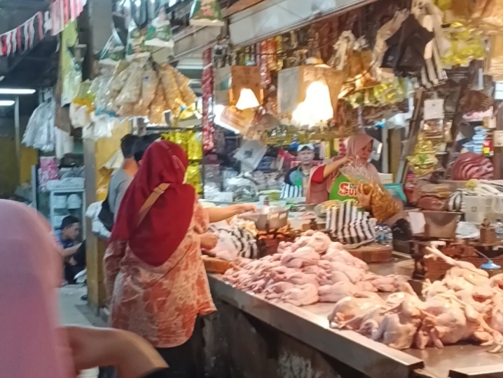 Pedagang di Kota Bogor, mengeluhkan daya beli masyarakat menurun.