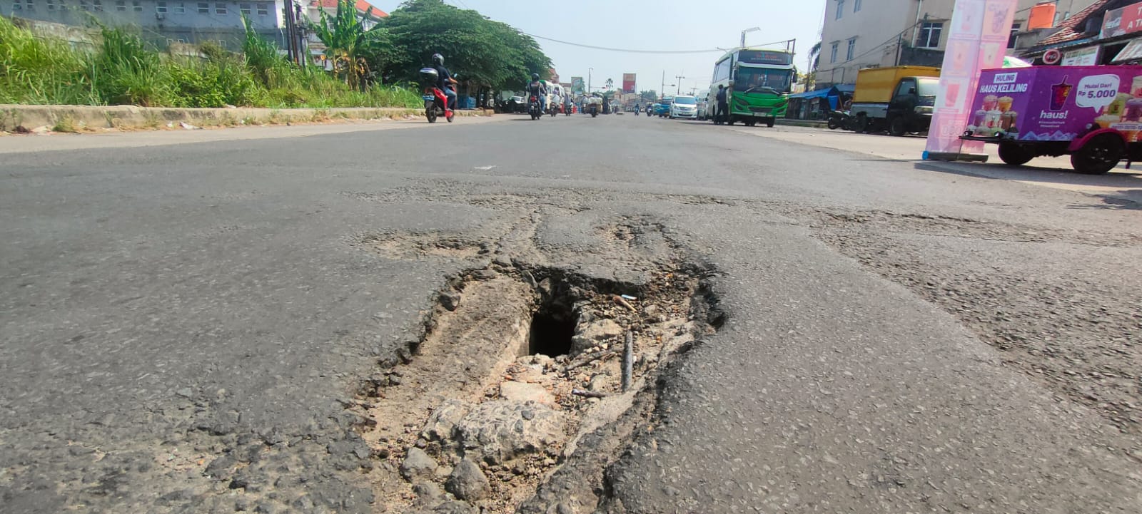 Kondisi titik yang ambles di Jalan Salabenda Raya, Kemang, Bogor.