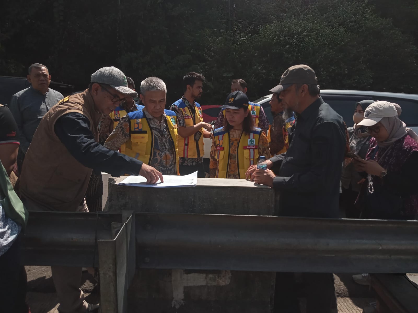 Petugas Pemkab Bogor saat mendampingi Direktur Pengembangan Kawasan Permukiman, Direktorat Jenderal Cipta Karya Kementerian PUPR melakukan survei di kawasan Puncak, Jumat (30/8/2024).