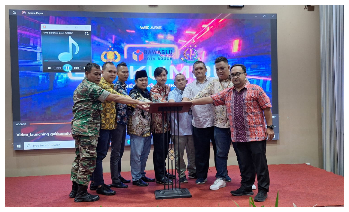 Ketua Bawaslu Kota Bogor, Herdiyatna (tengah) bersama Muhammad Habibi Zaenal Arifin  (empat dari kiri) dan unsur Kepolisian dan Kejaksaan saat melaunching sentra Gakkumdu.