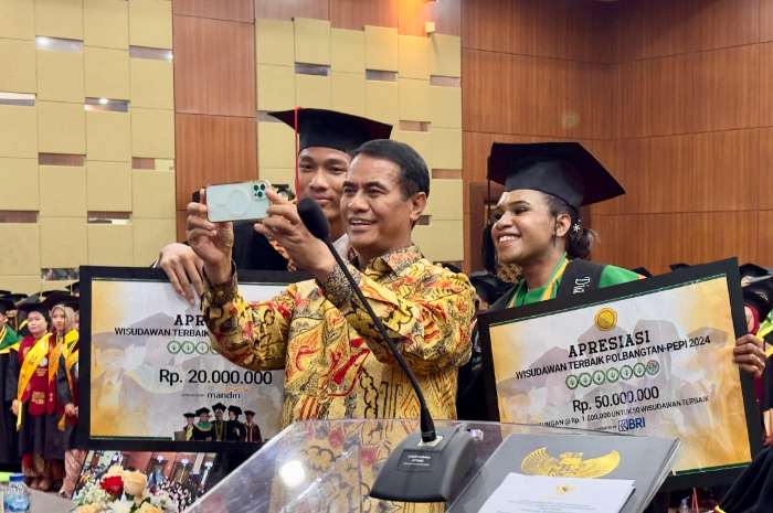 Menteri Pertanian Andi Amran Sulaiman selfie di Wisuda Nasional 2024