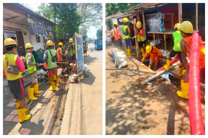 Petugas PLN Gunung Putri, saat melaksanakan penarikan jaringan SKTM 20 kV sepanjang 4,5 KMS di Desa Sentul hingga Karang Asem Barat, Kecamatan Citeureup, Kabupaten Bogor.