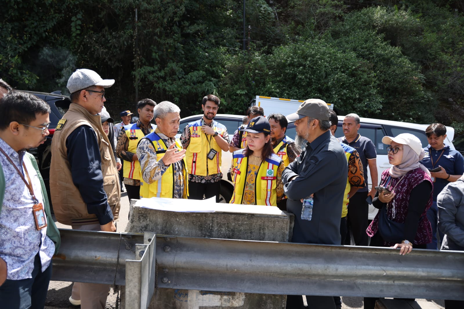 Penyusunan konsep penataan koridor jalur Puncak dan Rest Area Gunung Mas yang diawali dengan pengumpulan data dan survei di Rest Area Gunung Mas Puncak, Cisarua, Jumat (30/8/2024).