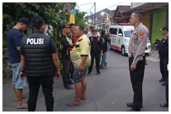 Petugas Polsek Gunung Putri, Polres Bogor, saat melakukan cek lokasi penemuan mayat dalam keadaan membusuk tanpa busana, Kamis (29/8/2024).