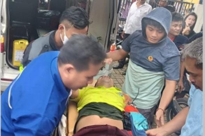Evakuasi pemotor korban truk tambang di Parug Panjang Bogor.