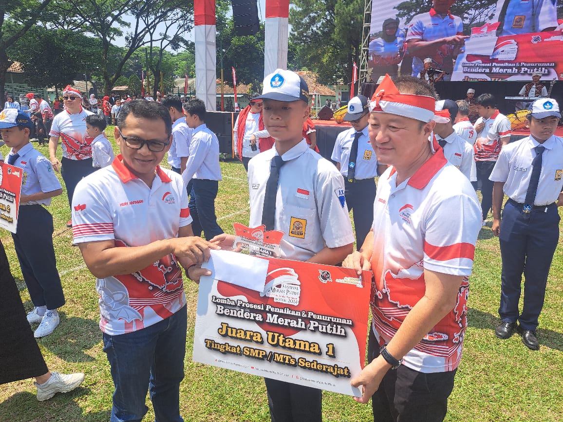 Penyerahan hadiah Lomba Penaikan dan Penurunan Bendera Merah Putih kepada SMPN 4 Kota