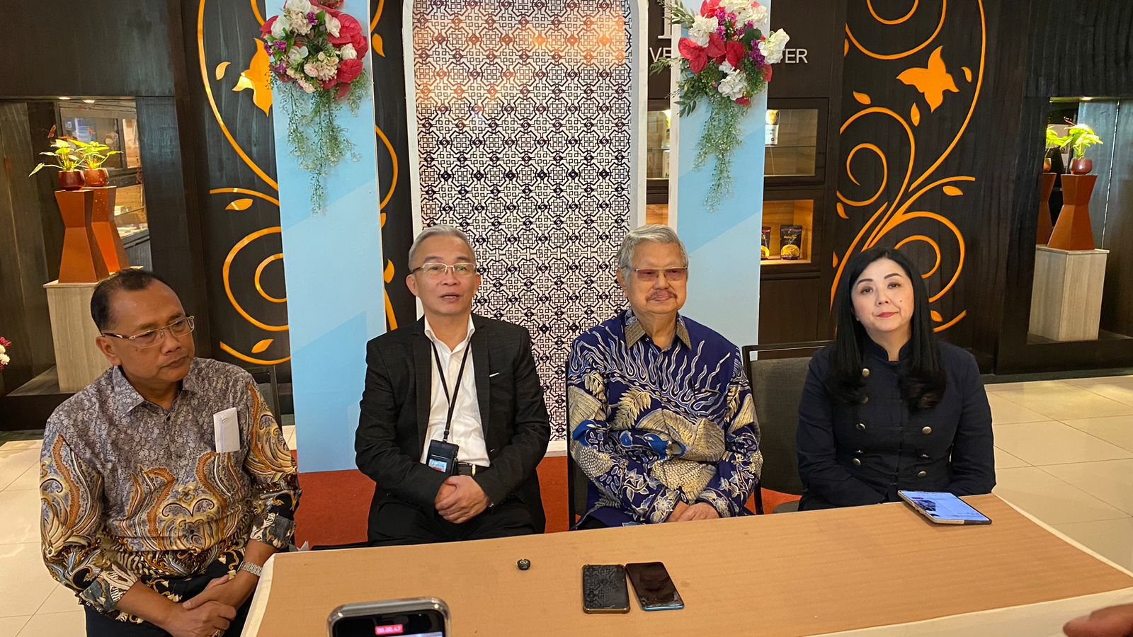 Para pimpinan Sentra Medika Hospital saat menjumpai awak media untuk menyampaikan beberapa komitmennya dalam peningkatan pelayanan kanker.