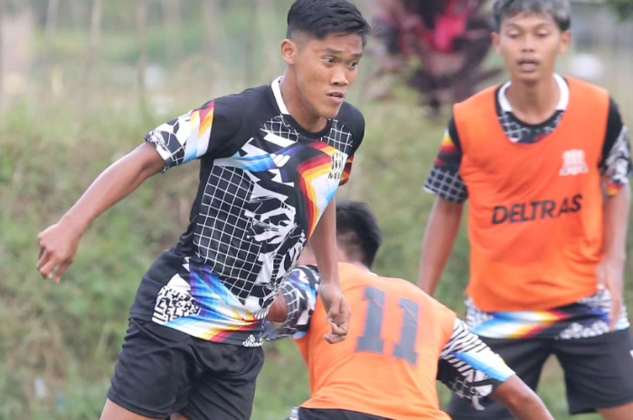 Para pemain Deltras FC saat berlatih.