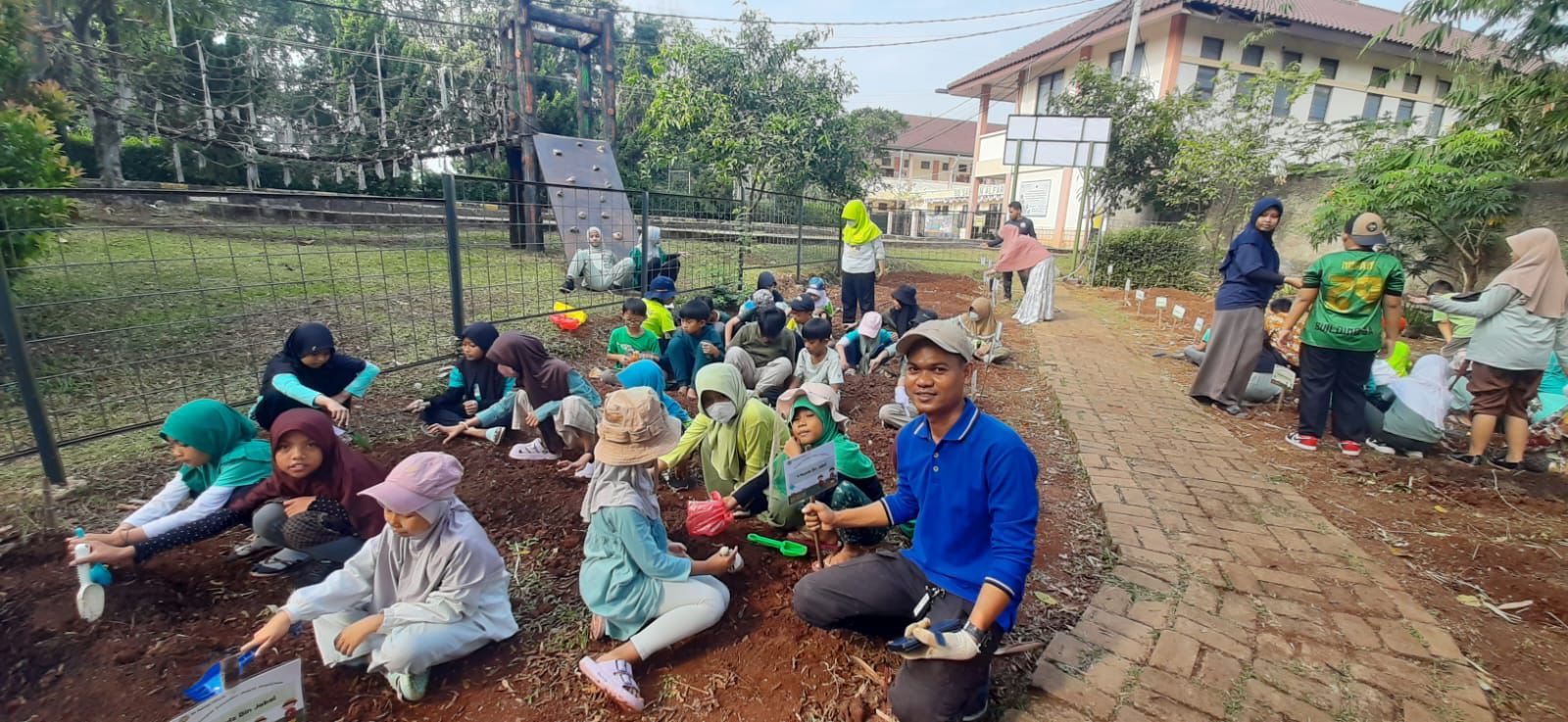 Farming week, program andalan SD Salman Alfarisi Bogor tingkatkan peduli anak ke lingkungan.