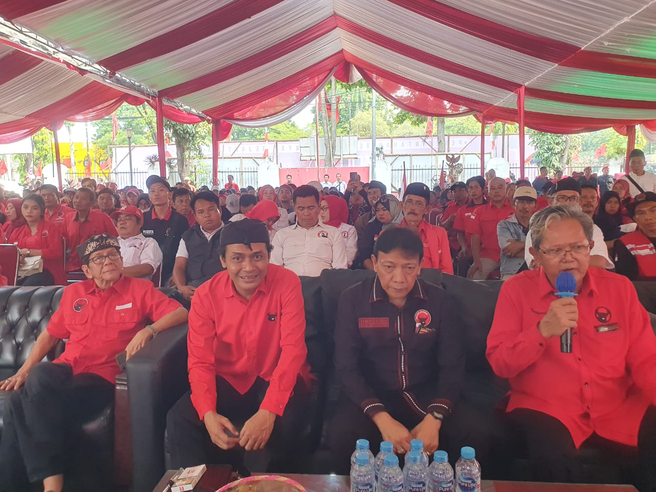 Bakal pasangan calon bupati dan wakil bupati Bogor, Bayu Syahjohan dan Musyafaur Rahman ditemani seluruh kader PDIP saat menyampaikan tekad untuk memenangkan Pilbup 2024.