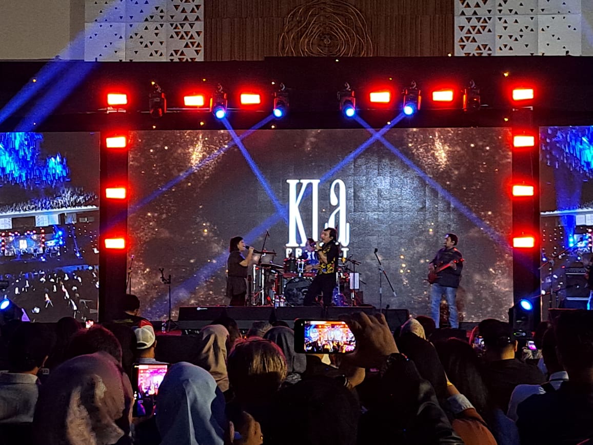 Penampilan KLa Project di perayaan 1 Dekade JSI Resort Bogor, Sabtu (31/8/2024).