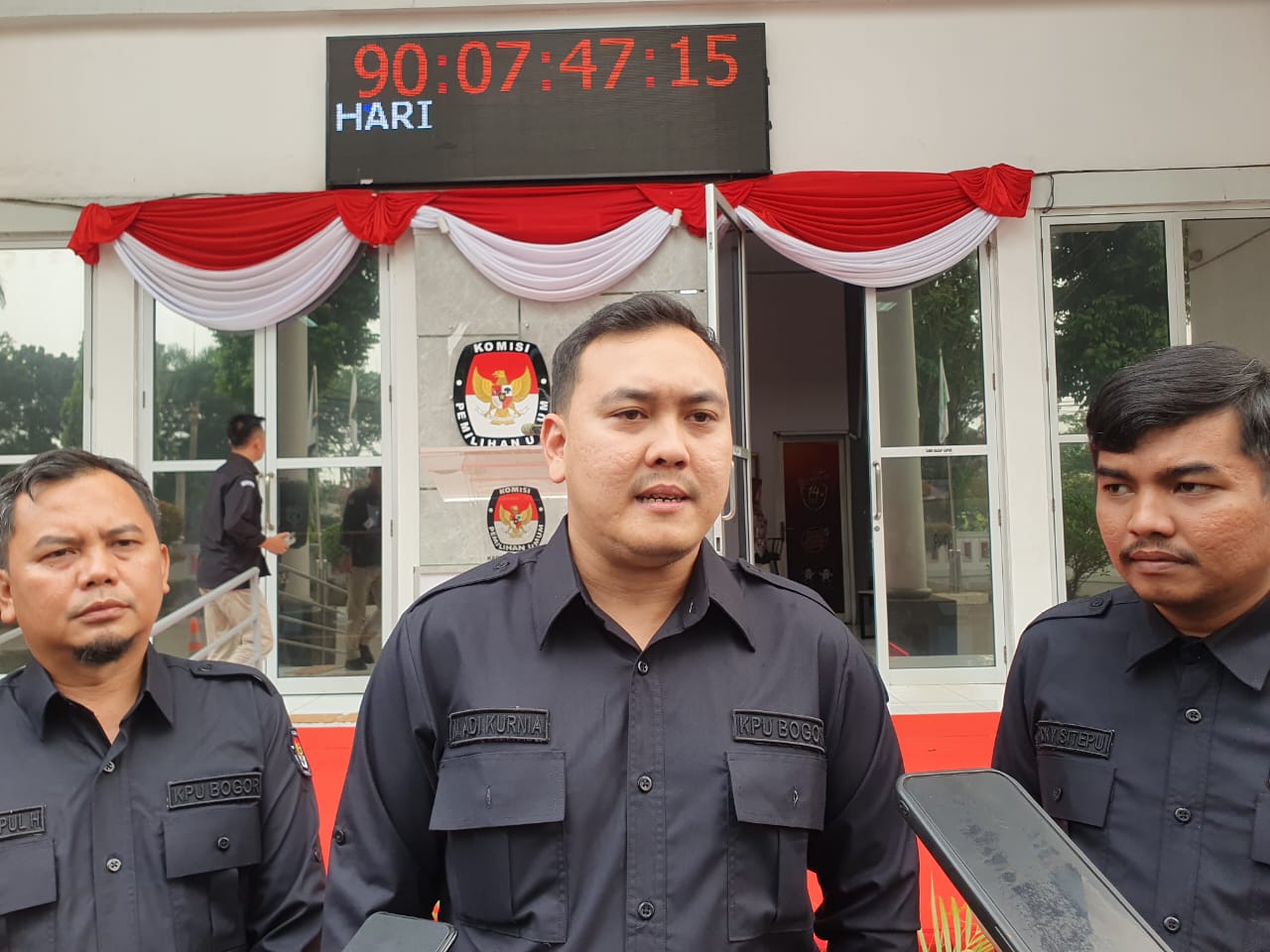 Ketua KPU Kabupaten Bogor, M Adi Kurnia saat dimintai keterangan terkait hasil tes Kesehatan calon bupati Bogor, Minggu (1/9/2024).