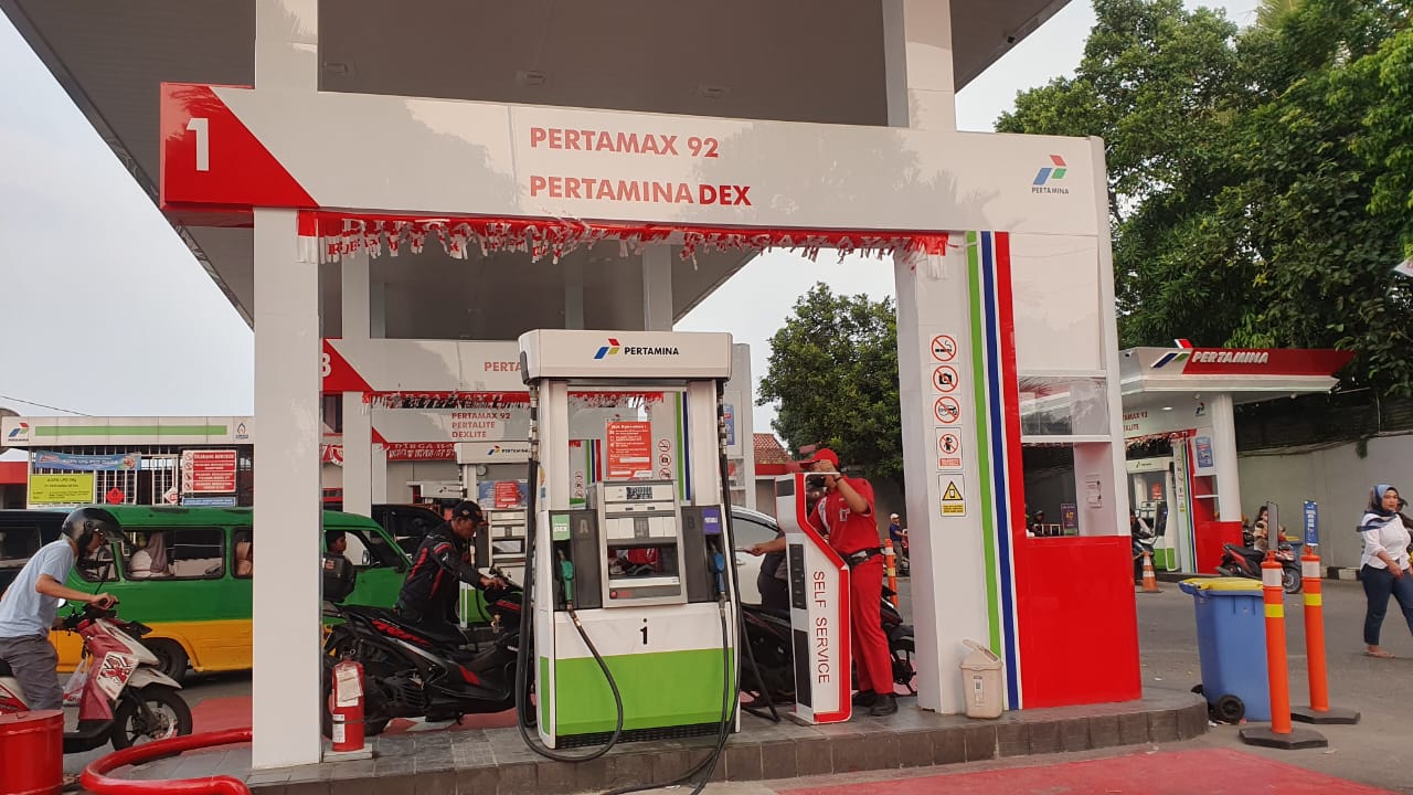 Petugas SPBU di Jalan Tentara Pelajar, Kota Bogor, saat melayani konsumen, Minggu (1/9/2024).