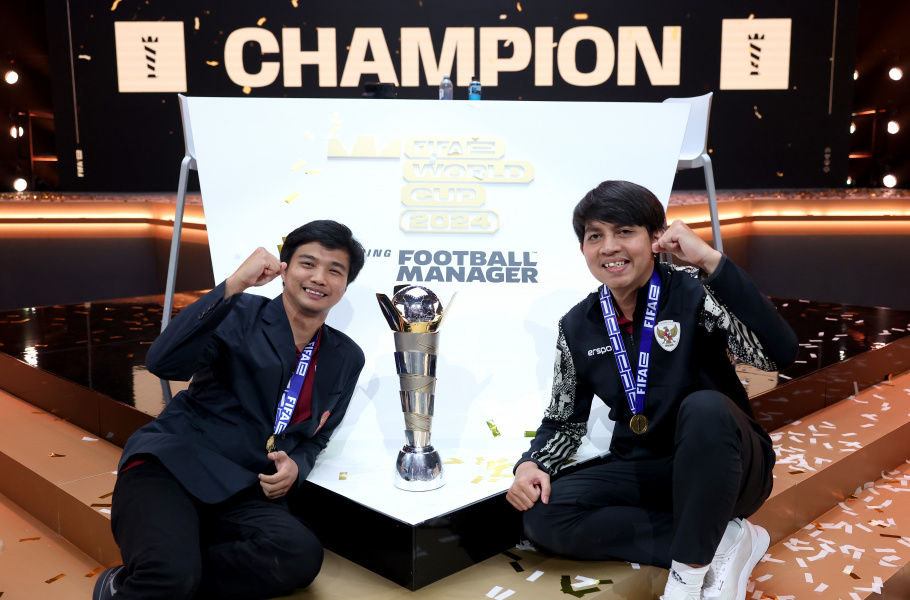 Ichsan Taufiq  dan Budi Muhamad Manar usai membawa Indonesia menjadi juara FIFAe World Cup featuring Football Manager 2024. (pssi.org)