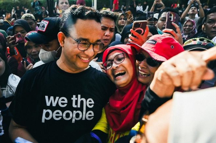 Warga berebut berfoto bersama Anies Baswedan di tengah keramaian Car Free Day Jakarta.