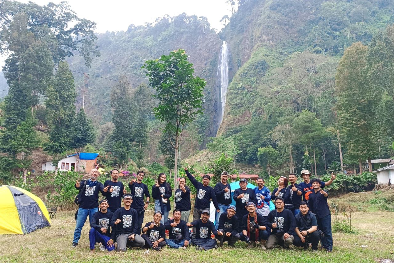Pers Motor Club Bogor di Curug Citambur, Cianjur Selatan melakukan road trip.