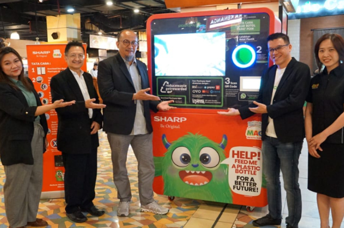 Perwakilan Sharp Indonesia bersama perwakilan Plasticpay dan Mall Artha Gading meresmikan mesin RVM Sharp di Food Court lantai 2, Mall Artha Gading Jakarta.