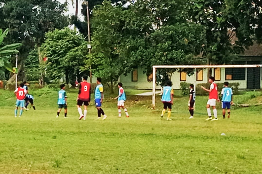 Seleksi pemain Mutiara 97 FC di Lapangan Pusdikzi Lawanggintung. (Ruri/Radar Bogor)