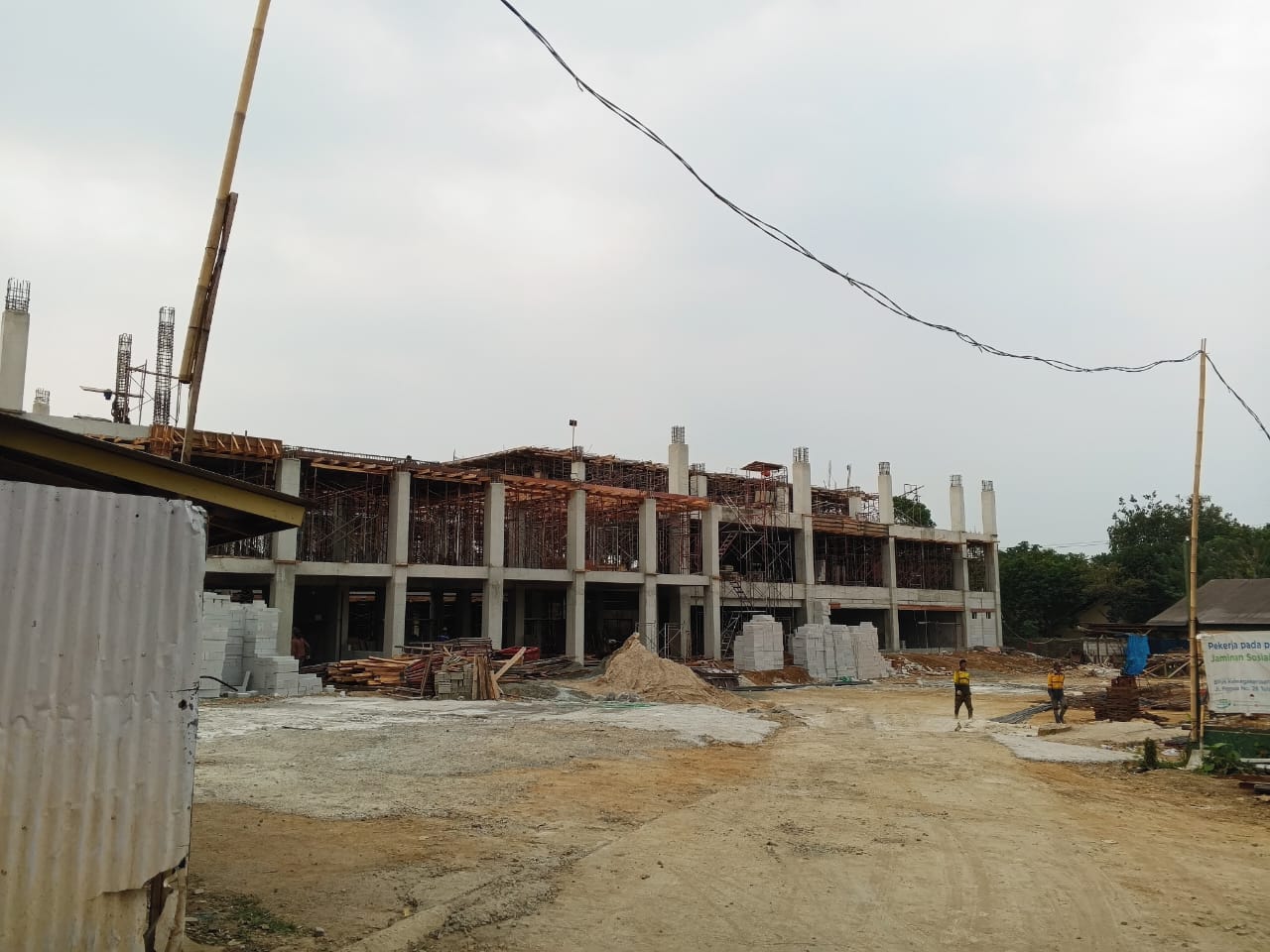 Proyek pembangunan Sekolah Satu Atap SMP di SDN Pakuan, Kota Bogor.
